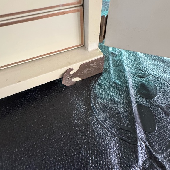 Vintage Jewelery Box - Picture 9 of 14